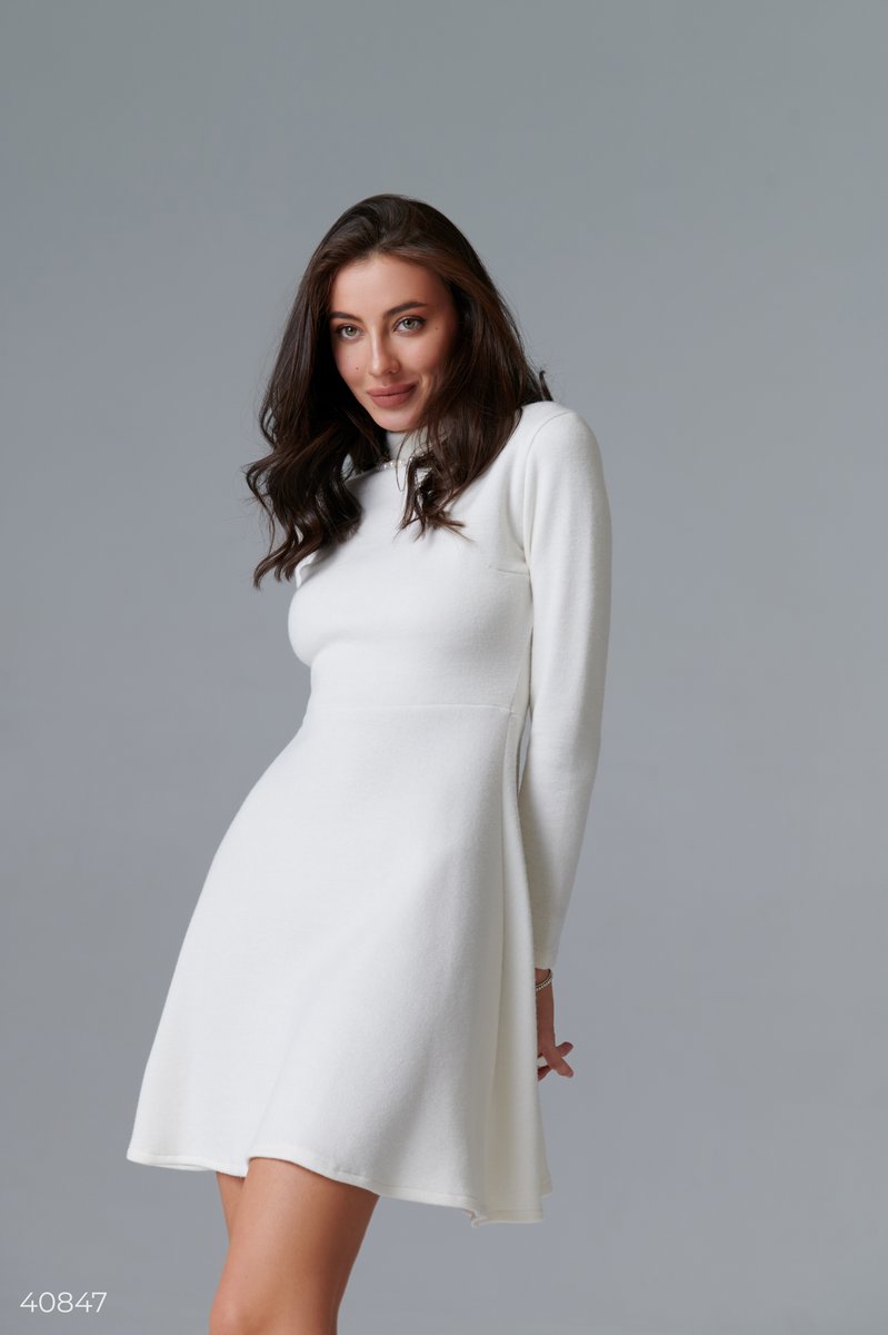 Базовое молочное платье из трикотажа