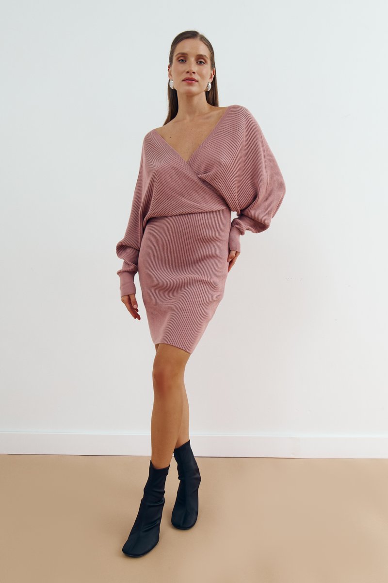 Трикотажна сукня міні на запа́х у пудровому відтінку
Трикотажна сукня міні на запа́х у пудровому відтінку