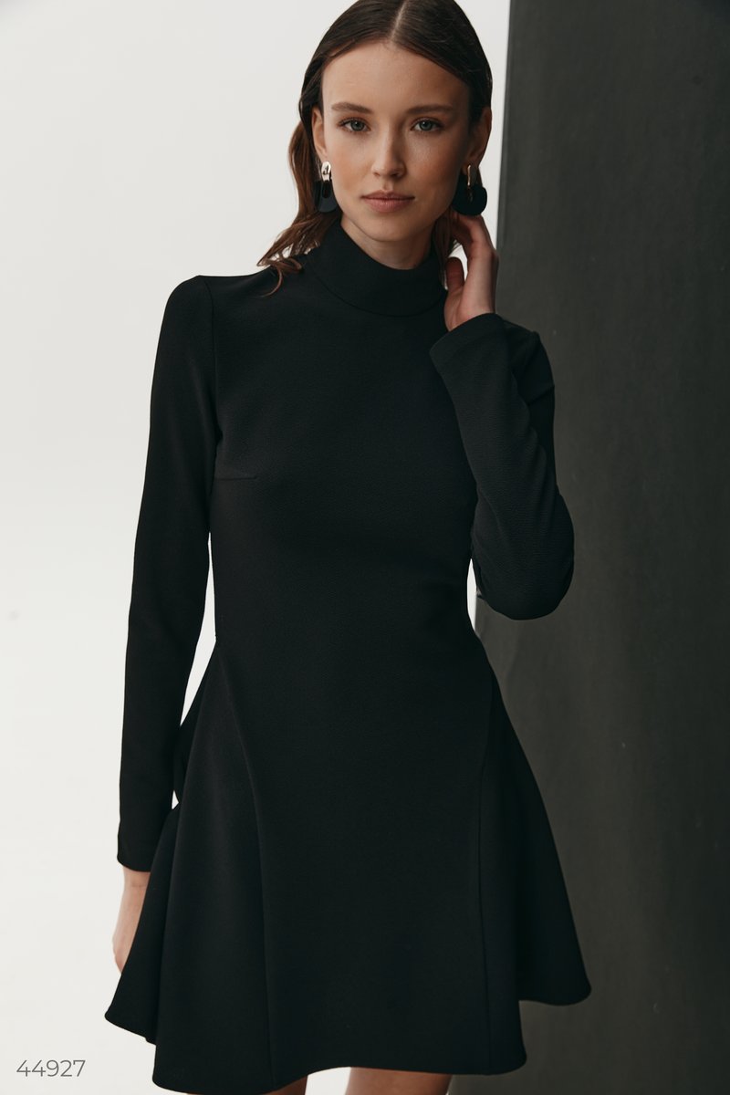 

Чорна трикотажна сукня з довгим рукавом