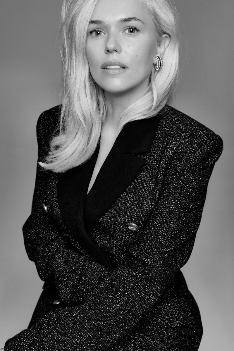 Чорний твідовий двобортний жакет з акцентними гудзиками
Чорний твідовий двобортний жакет з акцентними гудзиками