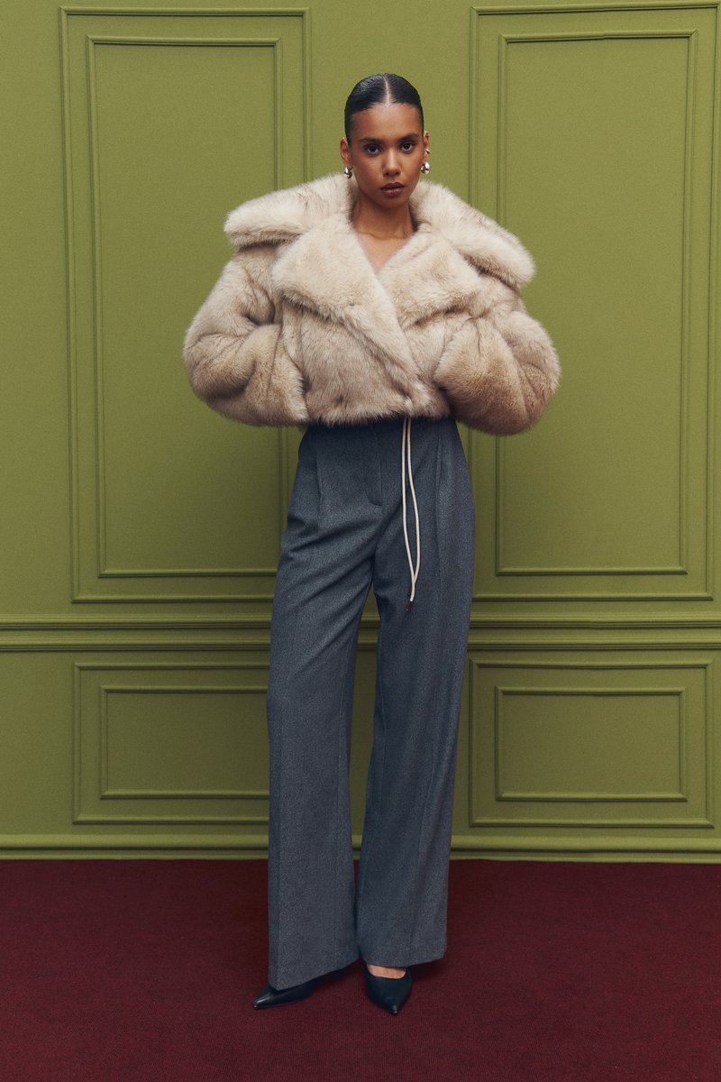 Молочне коротке пальто із об'ємного штучного хутра
Молочне коротке пальто із об'ємного штучного хутра