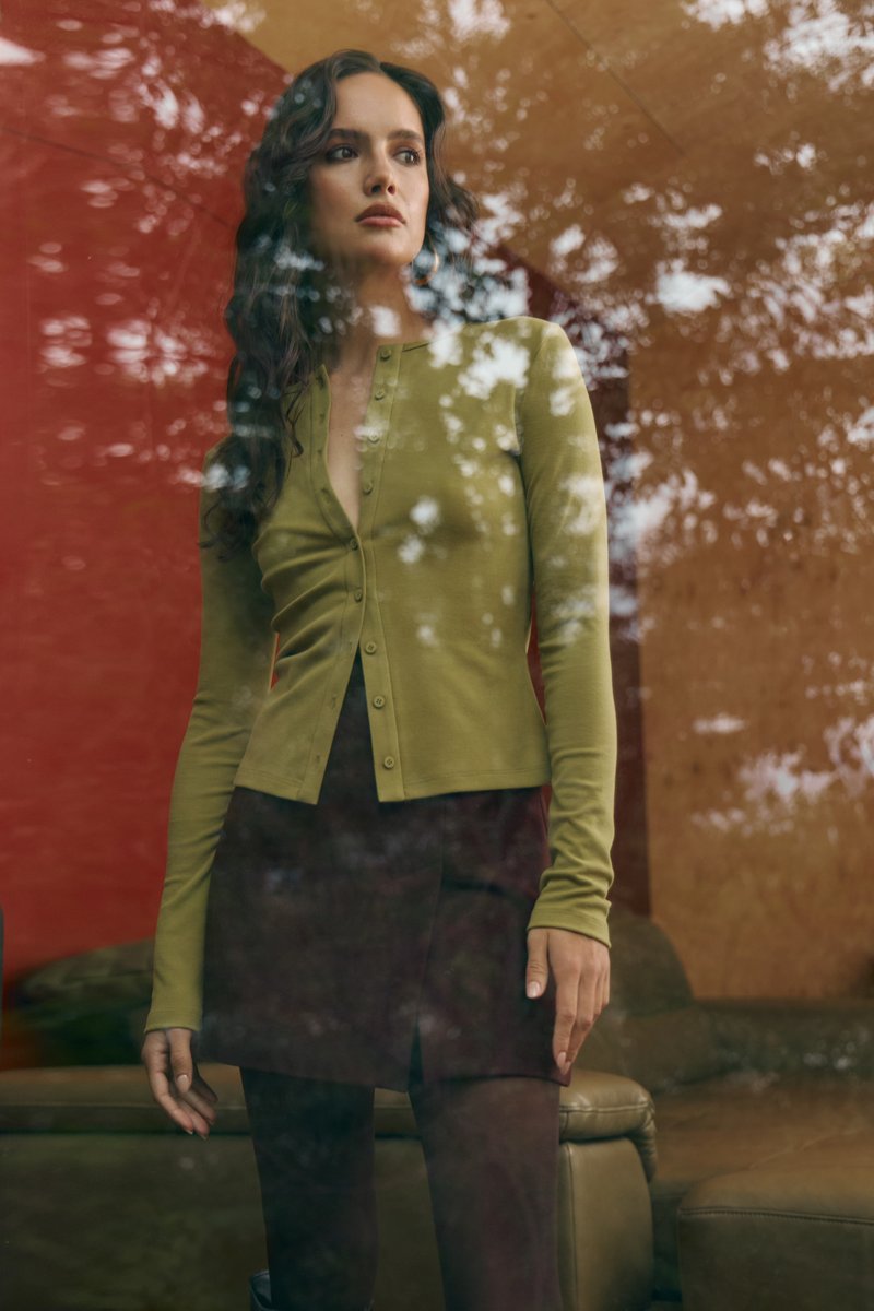 Зелений трикотажний лонгслів на гудзиках
Зелений трикотажний лонгслів на гудзиках