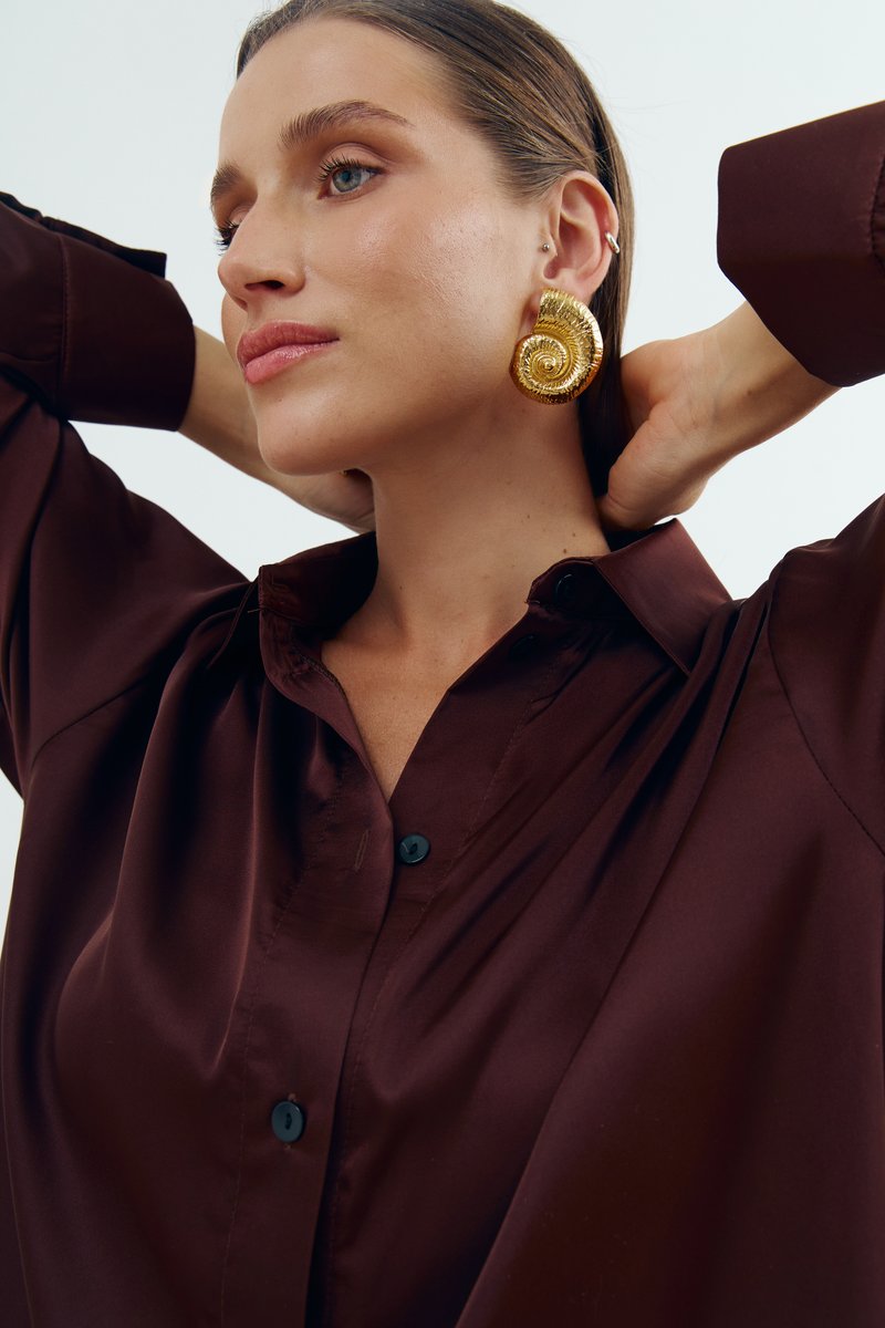 Золотисті сережки у формі мушлі
Золотисті сережки у формі мушлі