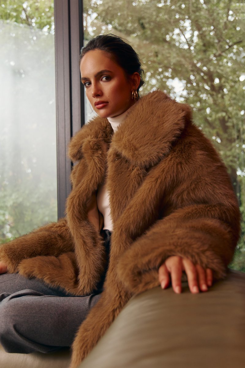 Подовжене пальто зі штучного хутра у карамельному відтінку
Подовжене пальто зі штучного хутра у карамельному відтінку