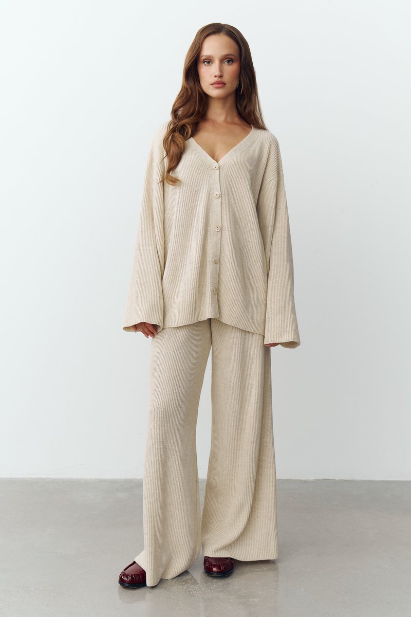 Бежевий трикотажний костюм зі штанами-палаццо
Бежевий трикотажний костюм зі штанами-палаццо