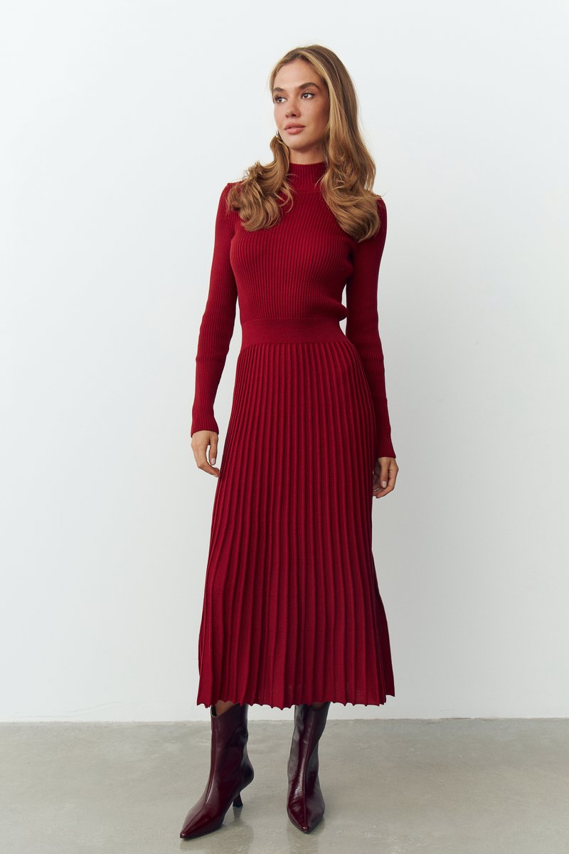 Бордова трикотажна сукня міді з поясом
Бордова трикотажна сукня міді з поясом