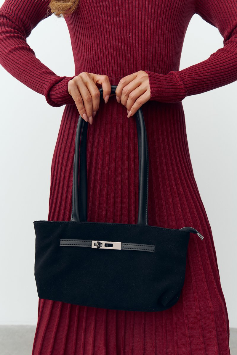 Чорна комбінована сумка із натуральної замші та екошкіри
Чорна комбінована сумка із натуральної замші та екошкіри