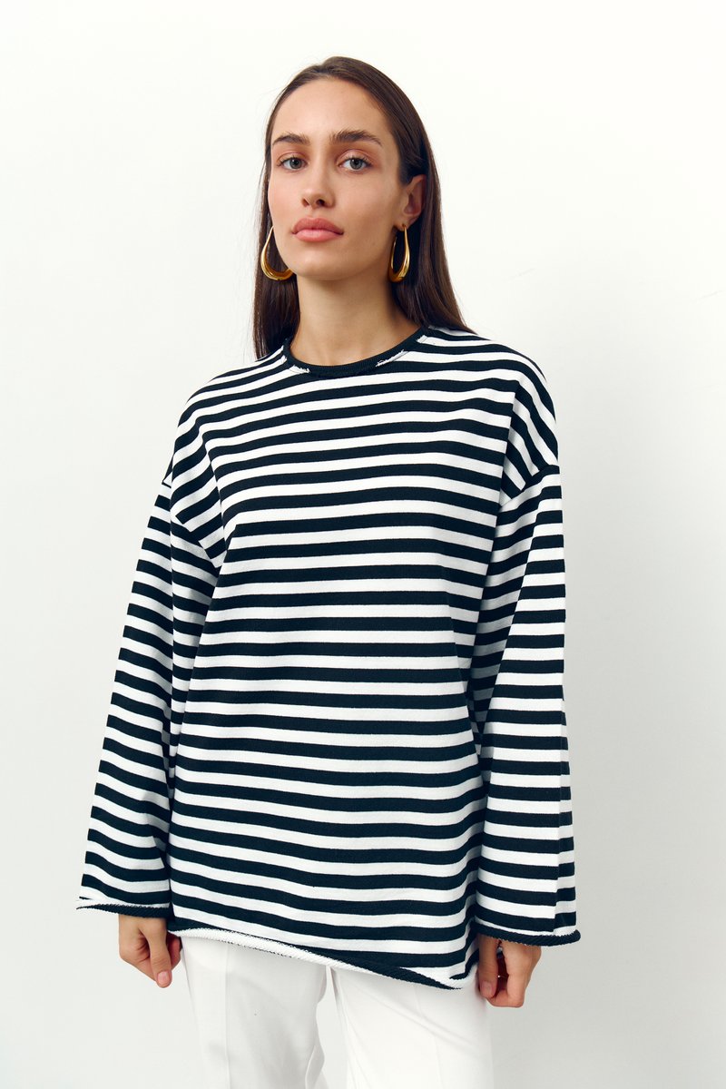 Чорно-білий смугастий світшот-тільник оверсайз
Чорно-білий смугастий світшот-тільник оверсайз