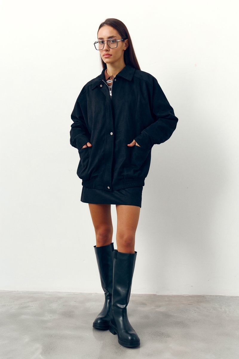 Чорний бомбер із екозамші
Чорний бомбер із екозамші