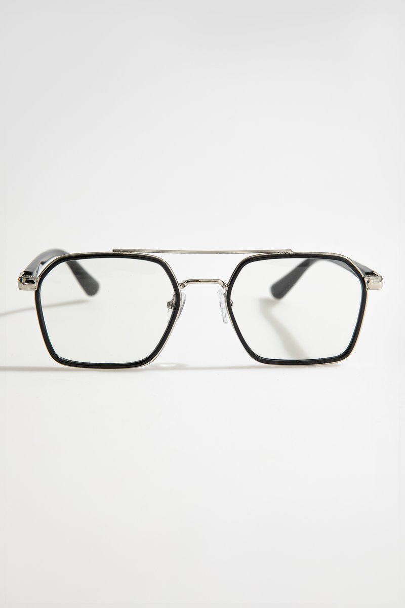 Чорні окуляри із фотохромними лінзами-хамелеонами
Чорні окуляри із фотохромними лінзами-хамелеонами