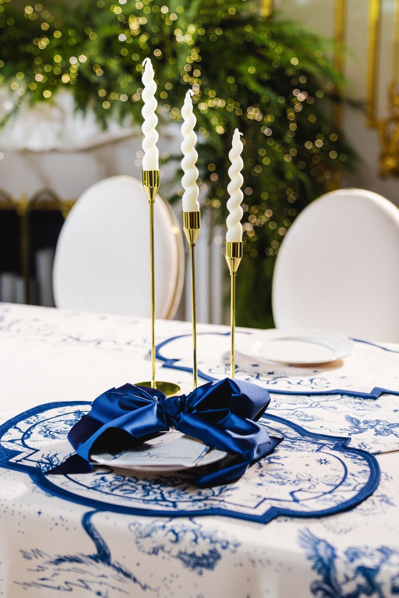 Золотистий набір із трьох підсвічників
Золотистий набір із трьох підсвічників