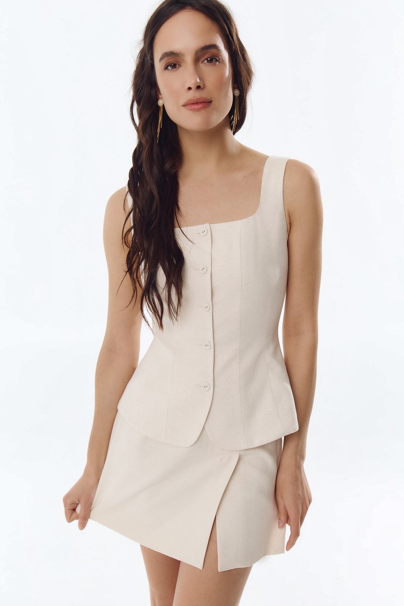 Молочна спідниця міні з розрізом
Молочна спідниця міні з розрізом