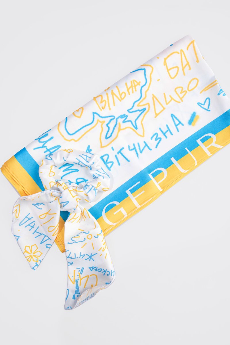 Набір із шовкової хустки та резинки 'Незалежна'
Набір із шовкової хустки та резинки 'Незалежна'