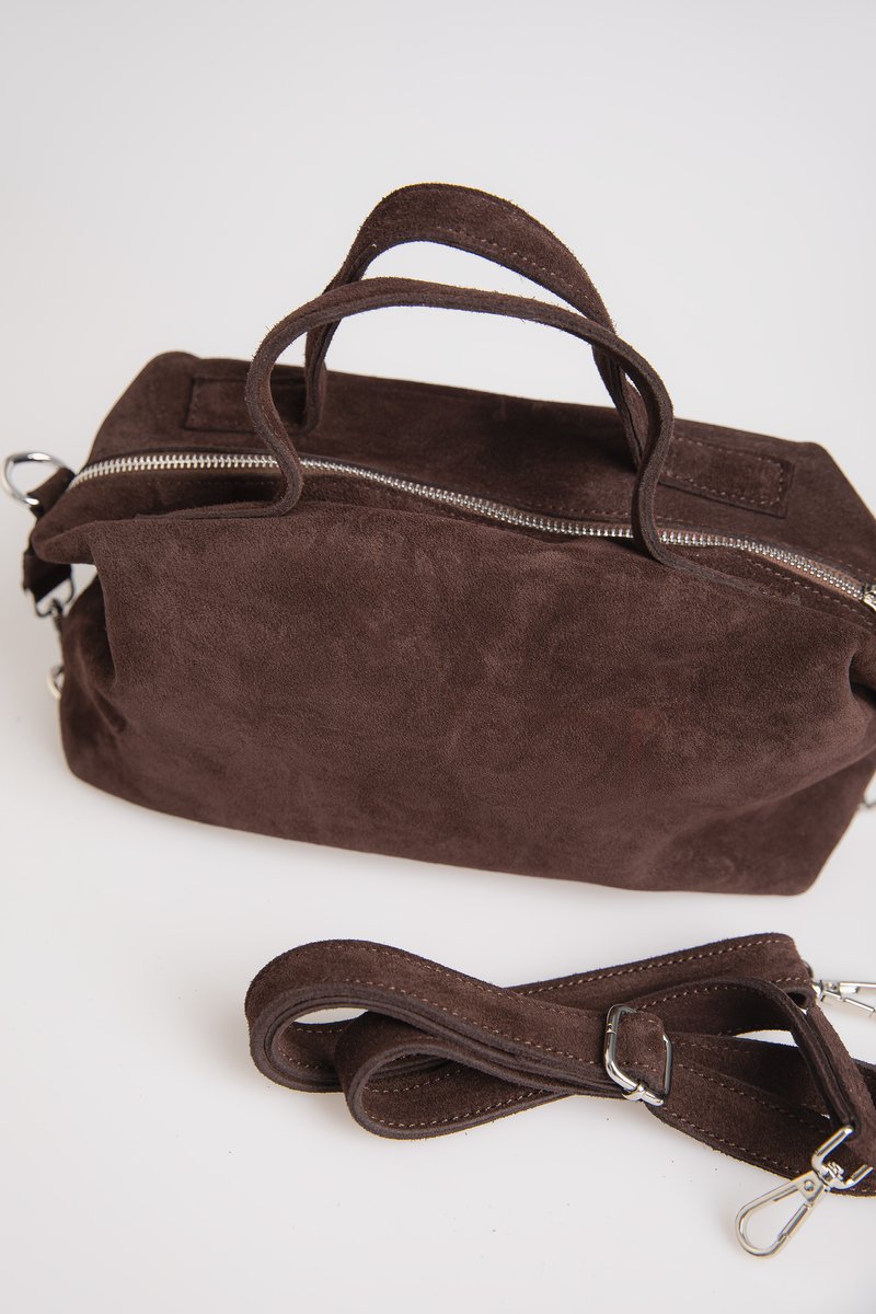 Сумка із натуральної замші з двома ручками у шоколадному відтінку
Сумка із натуральної замші з двома ручками у шоколадному відтінку