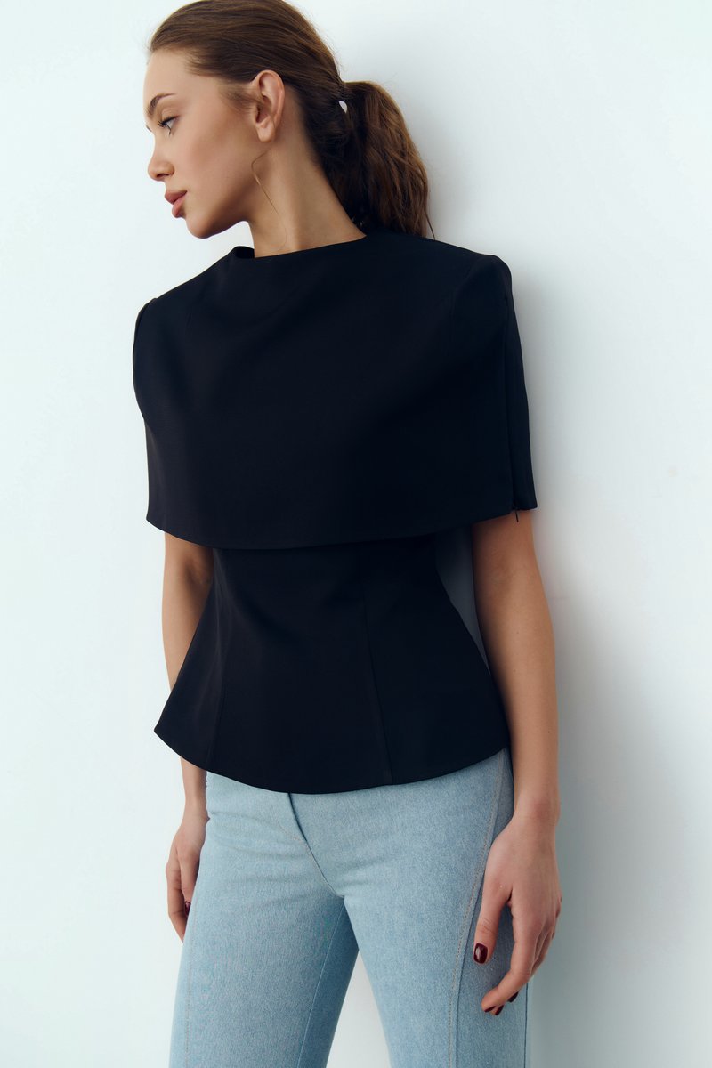 Чорний комплект із топа та кейпу
Чорний комплект із топа та кейпу