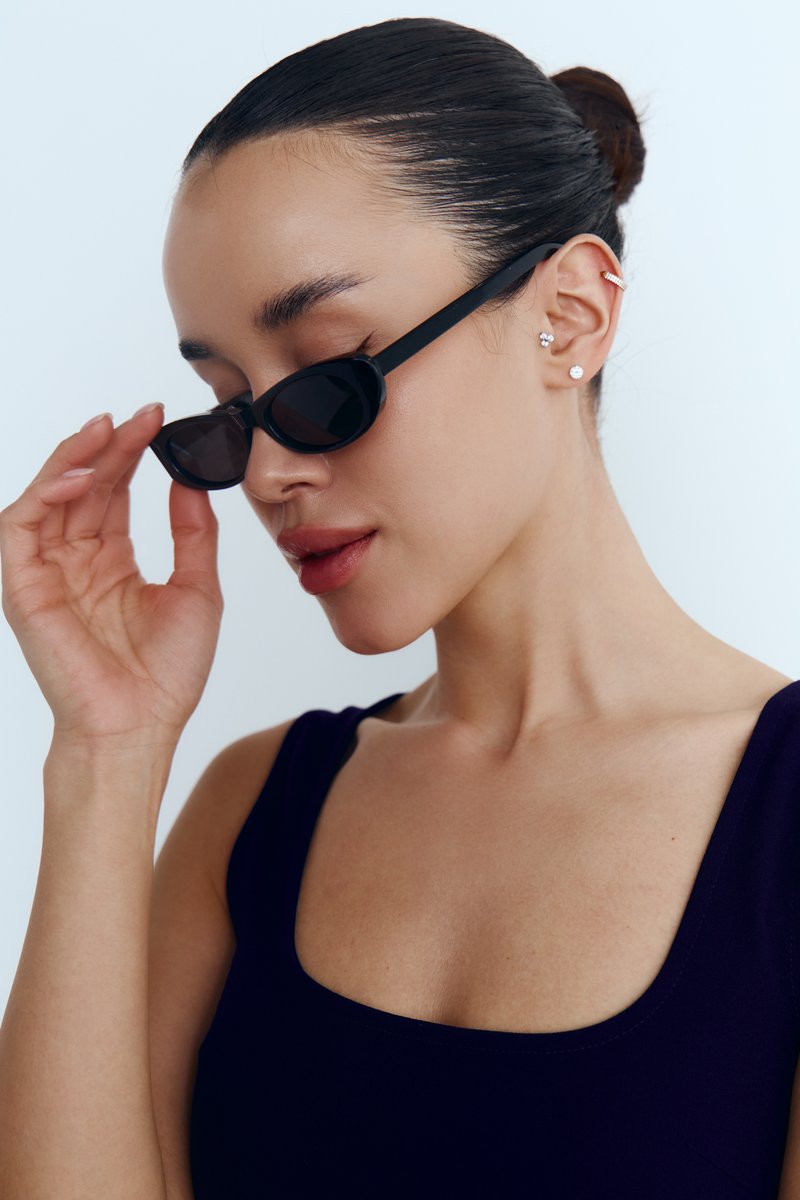 Чорні сонцезахисні окуляри з овальними поляризованими лінзами
Чорні сонцезахисні окуляри з овальними поляризованими лінзами