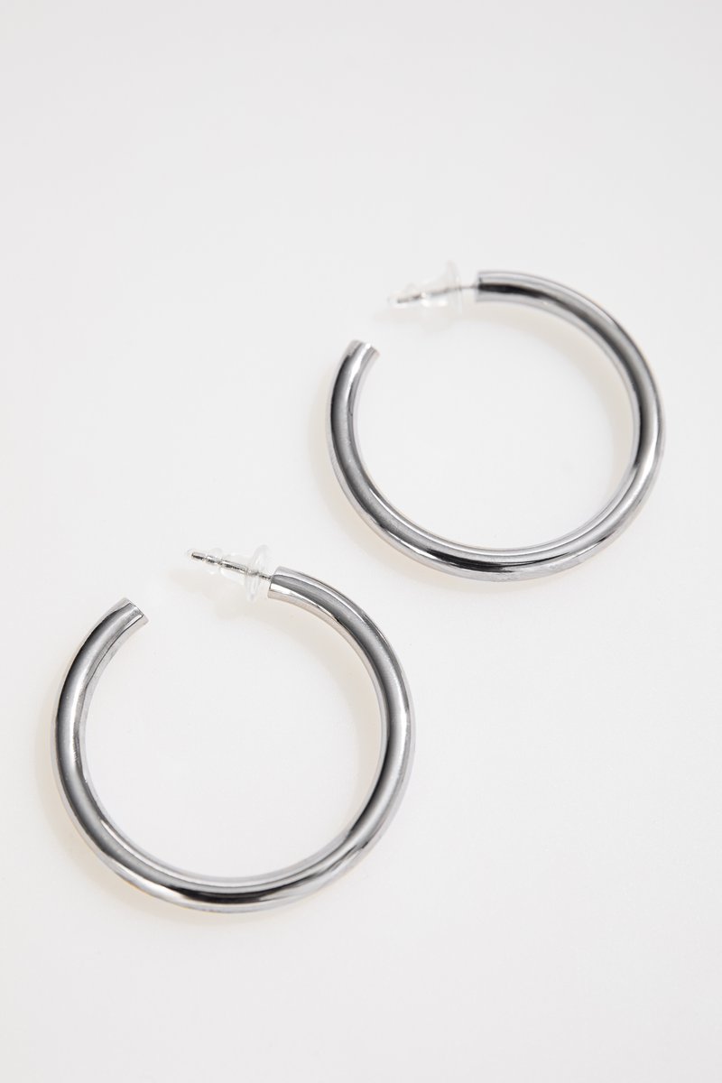 Сріблясті сережки металік заокругленої форми
Сріблясті сережки металік заокругленої форми