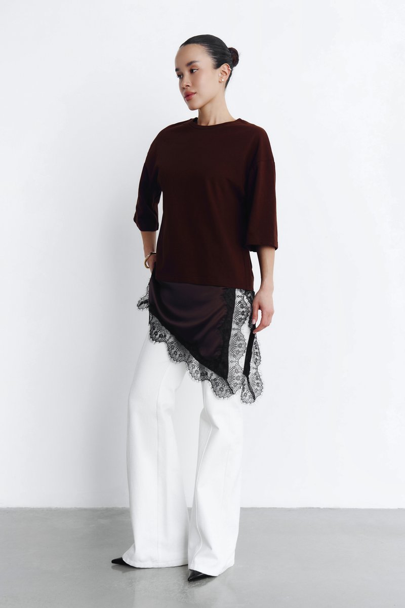 Коричнева бавовняна футболка з мереживною вставкою
Коричнева бавовняна футболка з мереживною вставкою