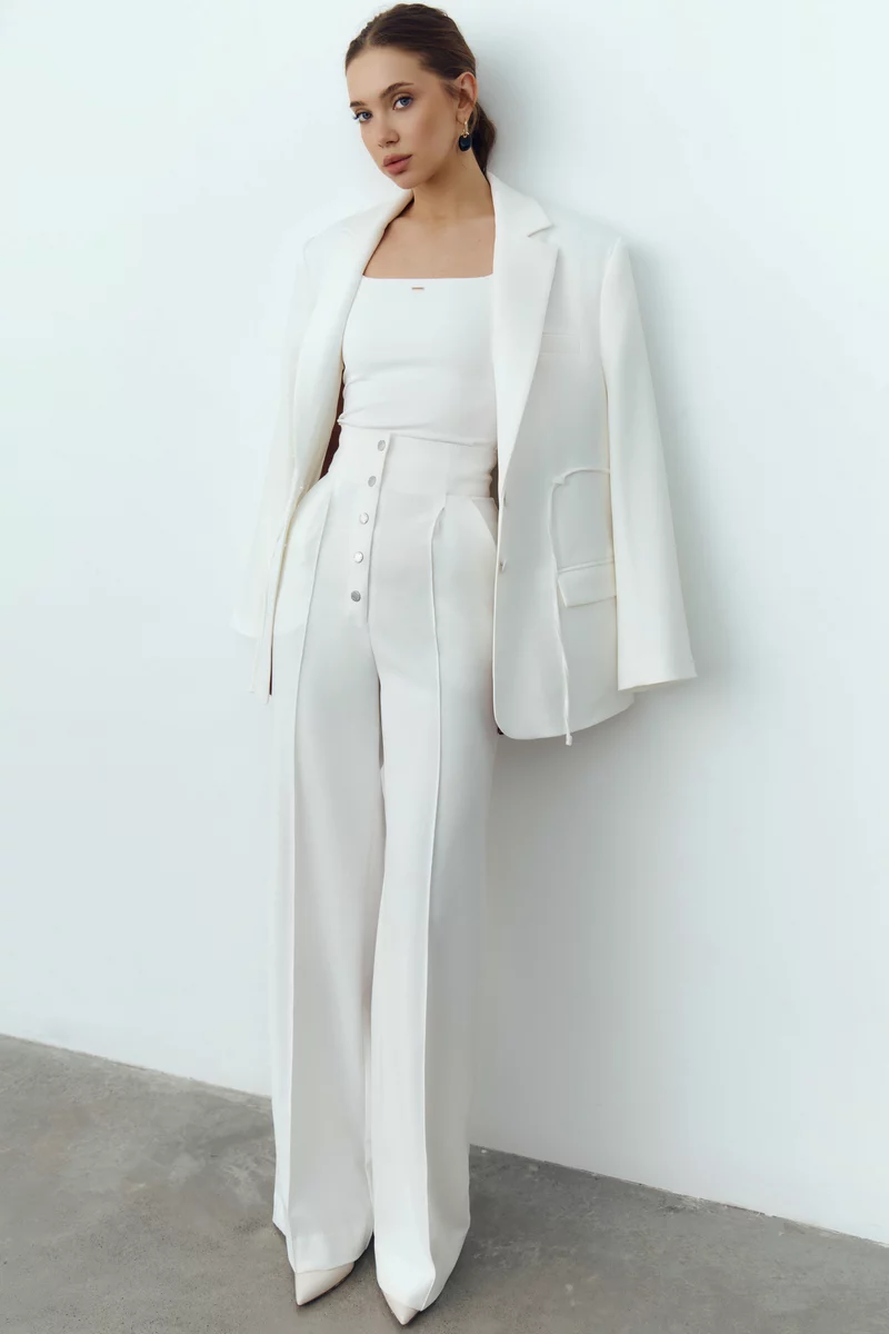 Молочні штани з акцентними кнопками