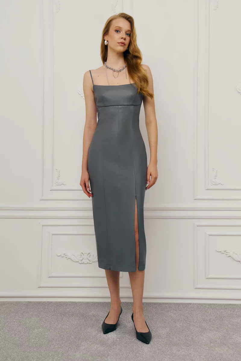 Серое кожаное платье миди с разрезами