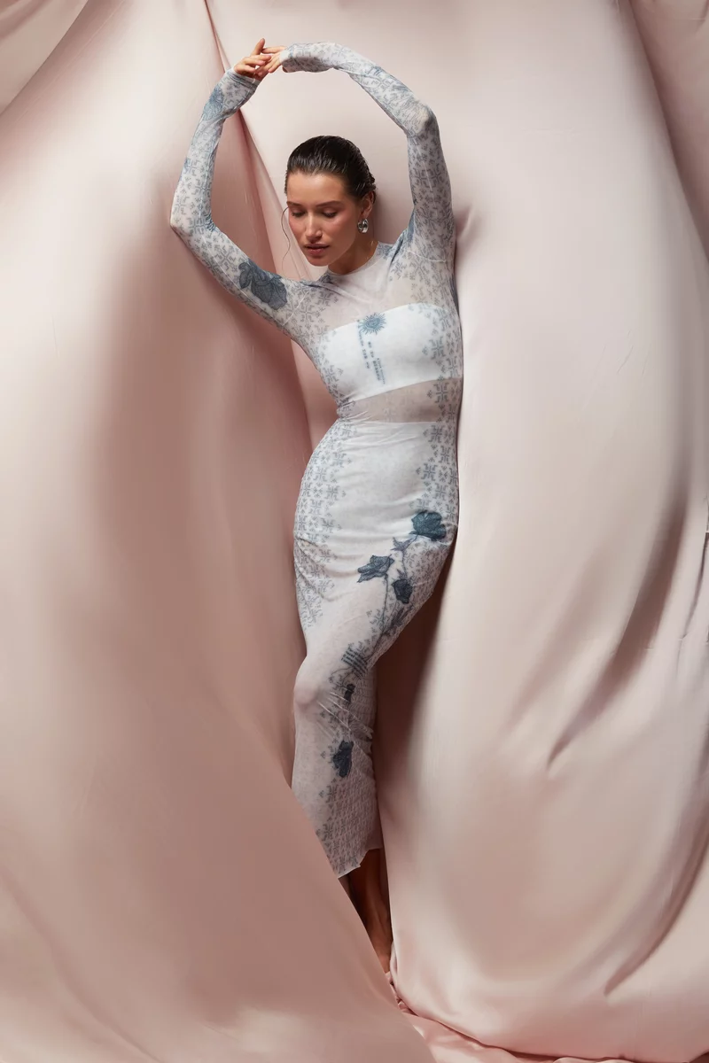 Молочна сукня у сітку з принтом Душа