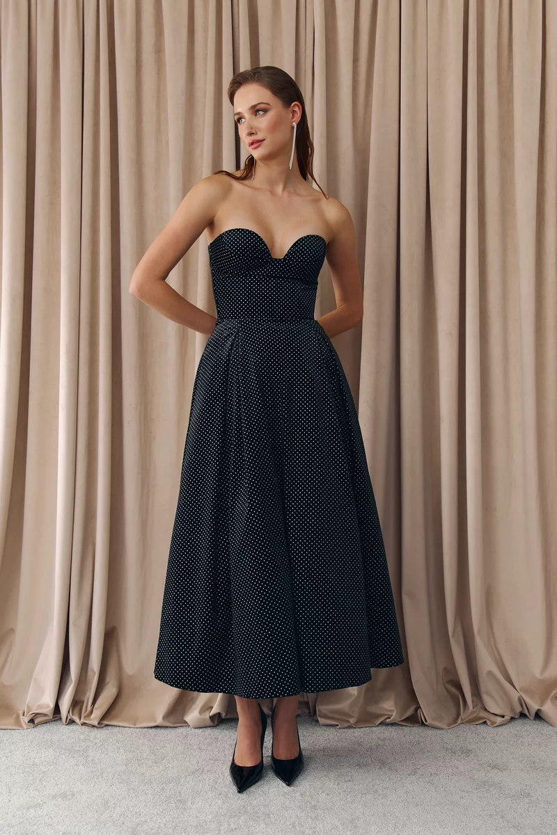 Чёрное велюровое платье макси с мерцающим декором