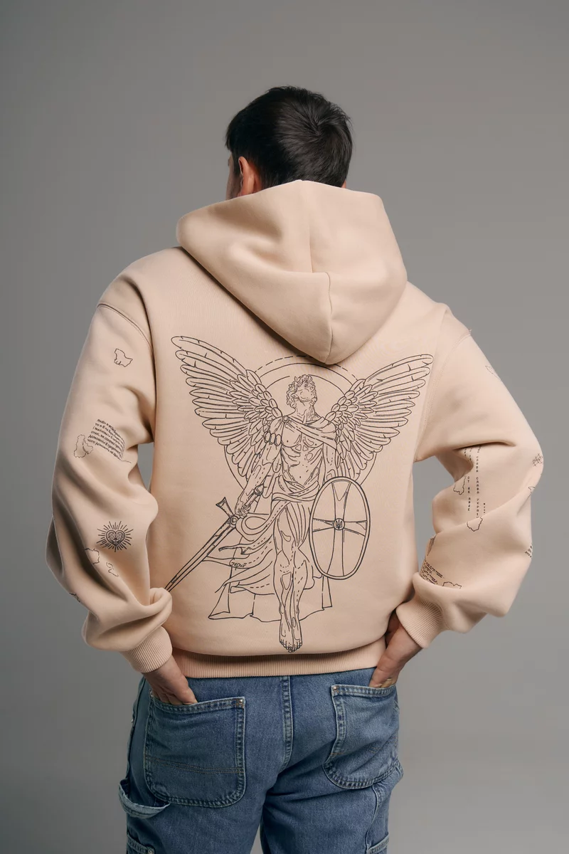 Олег Садовский в мужском худи из коллекции «Душа»