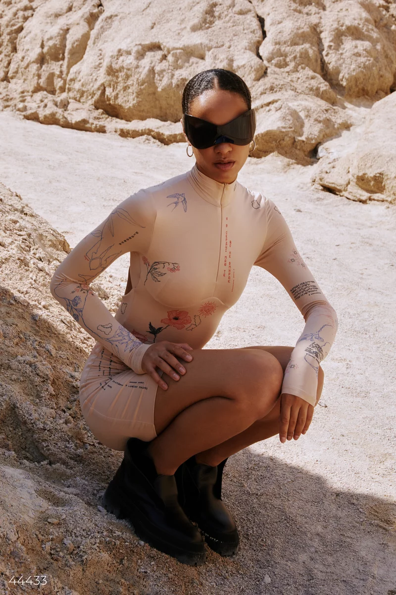 Образ для фотосессии на природе в платье с принтом Soul - фото 1