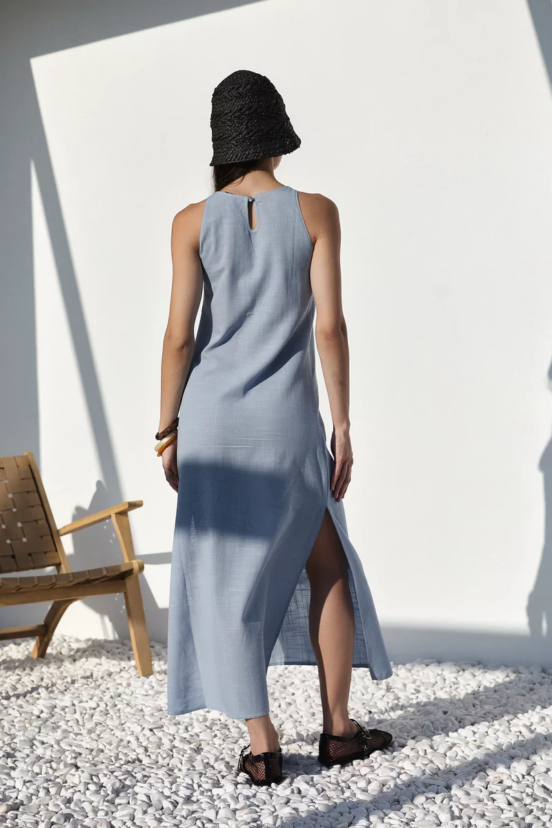 Голубой льняной сарафан макси с разрезами