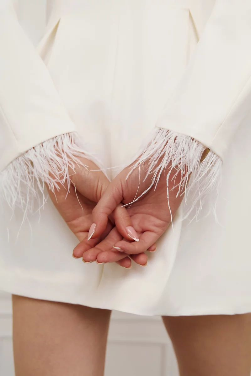 Молочное платье-жакет мини с перьями