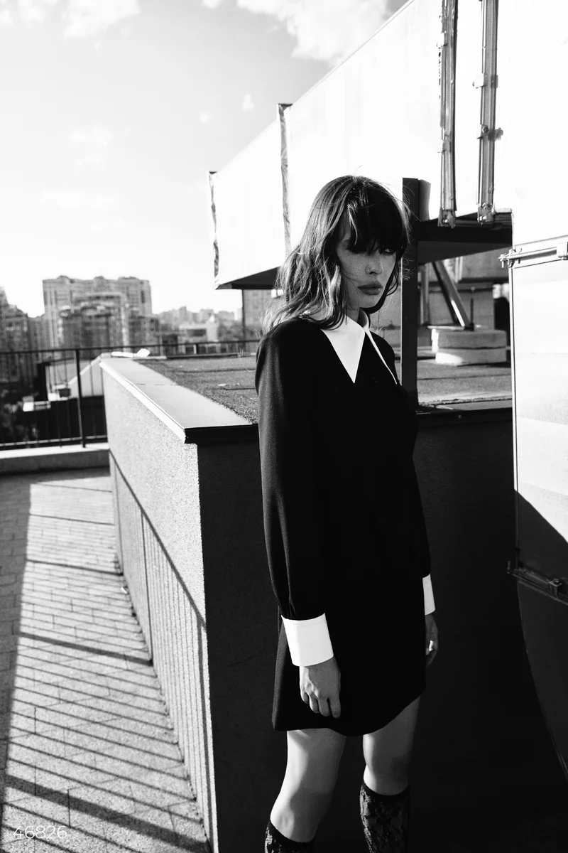 Образ для фотосесси с черным мини платьем с акцентными манжетами - фото 2