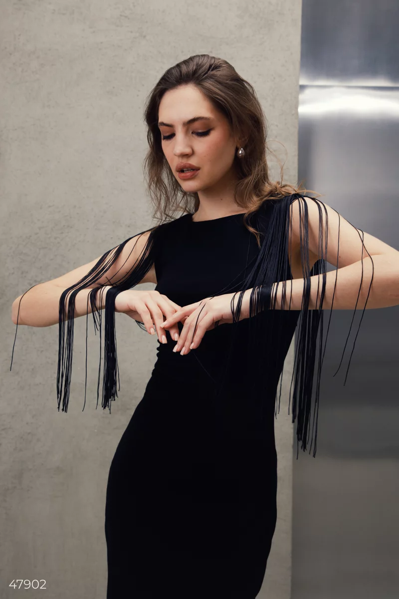 Черное платье миди с бахромой