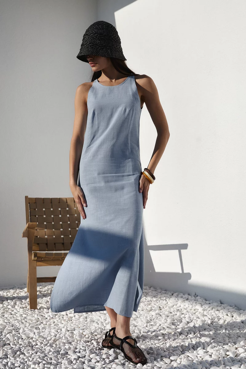 Голубой льняной сарафан макси с разрезами