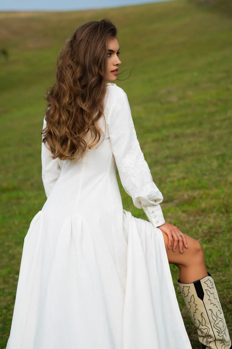 Молочна лляна сукня "Голубка" з вишивкою