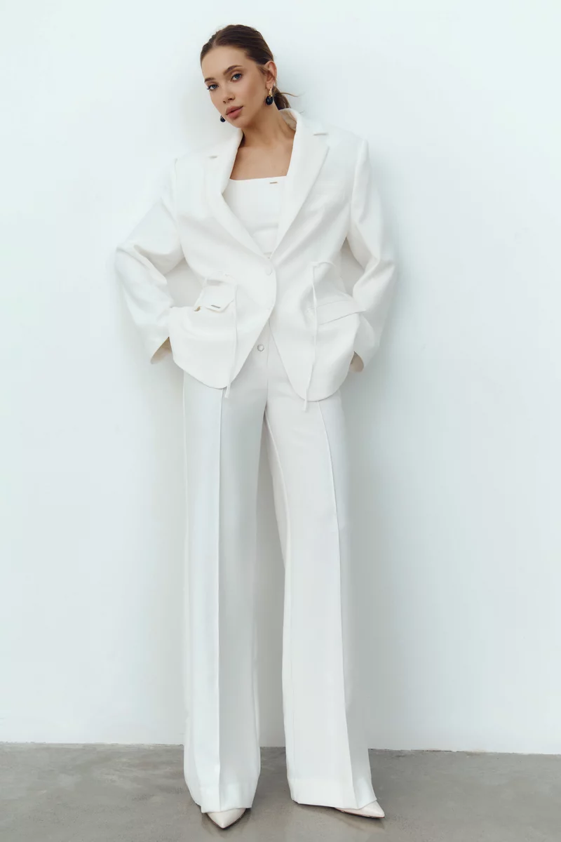 Молочний однобортний жакет з бічними зав'язками