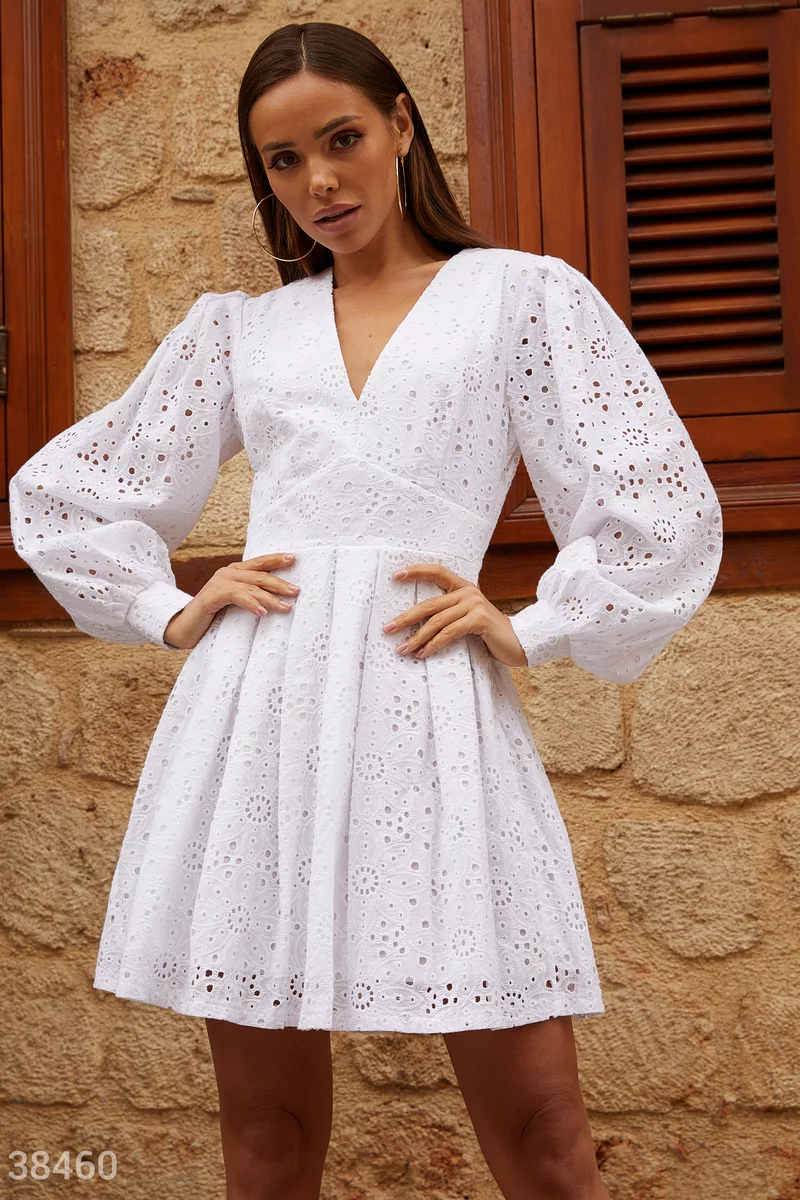 Біла коротка сукня з довгим рукавом