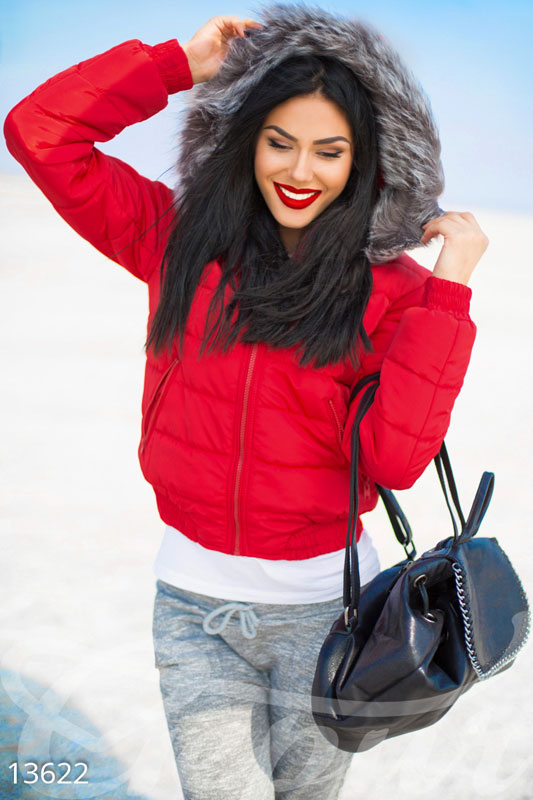 Зимняя красная куртка с капюшоном фотографія 1