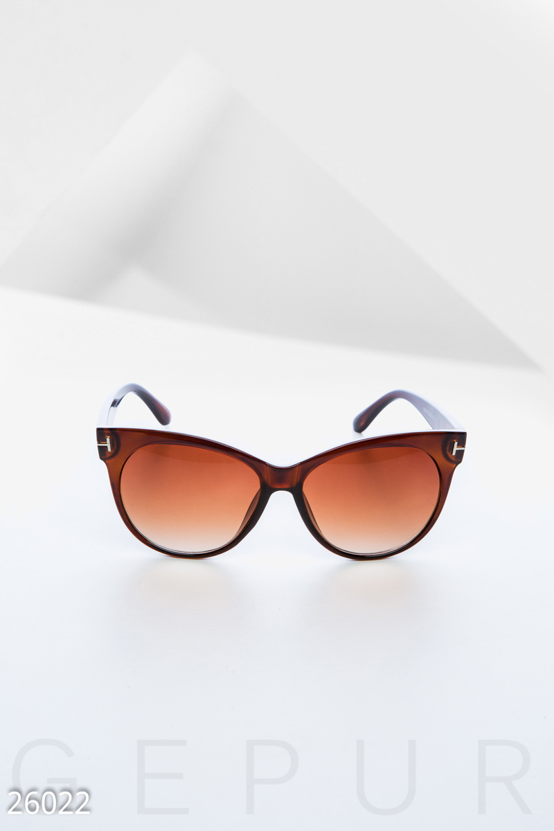 Лаконичные солнцезащитные очки фотография 1