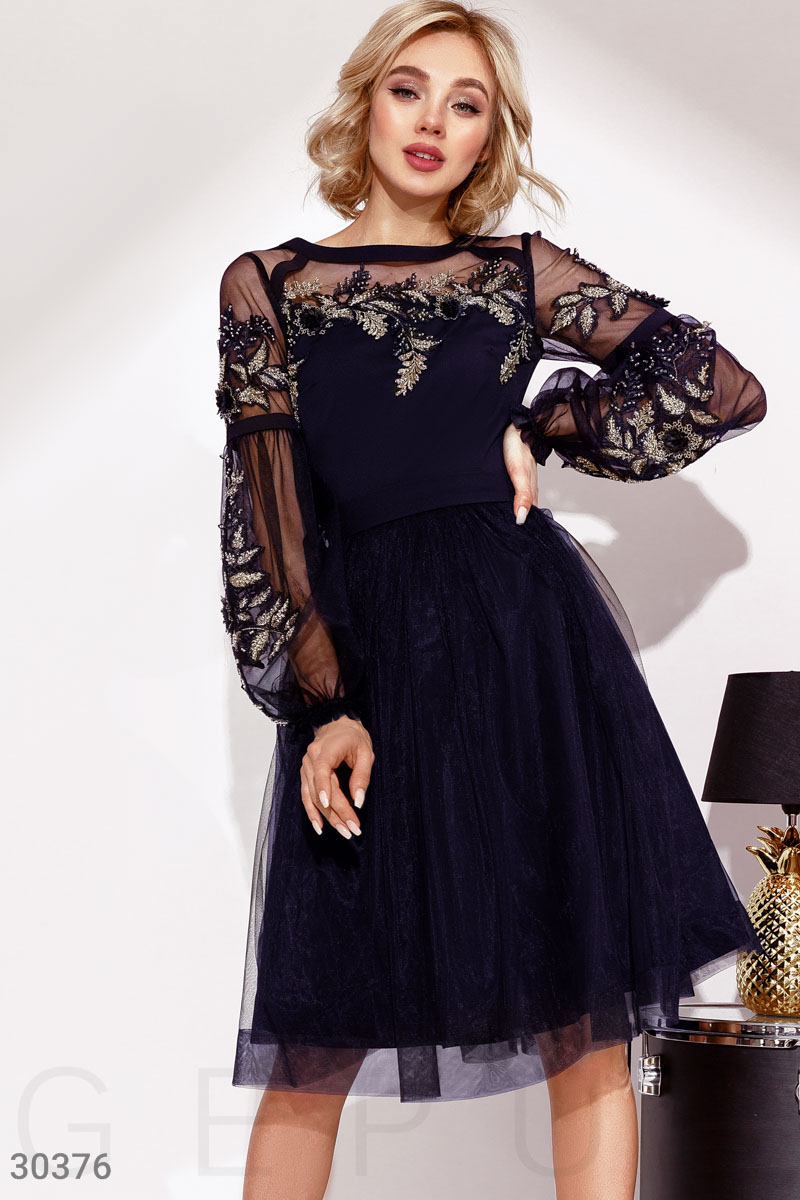 Refined dress with embroidery