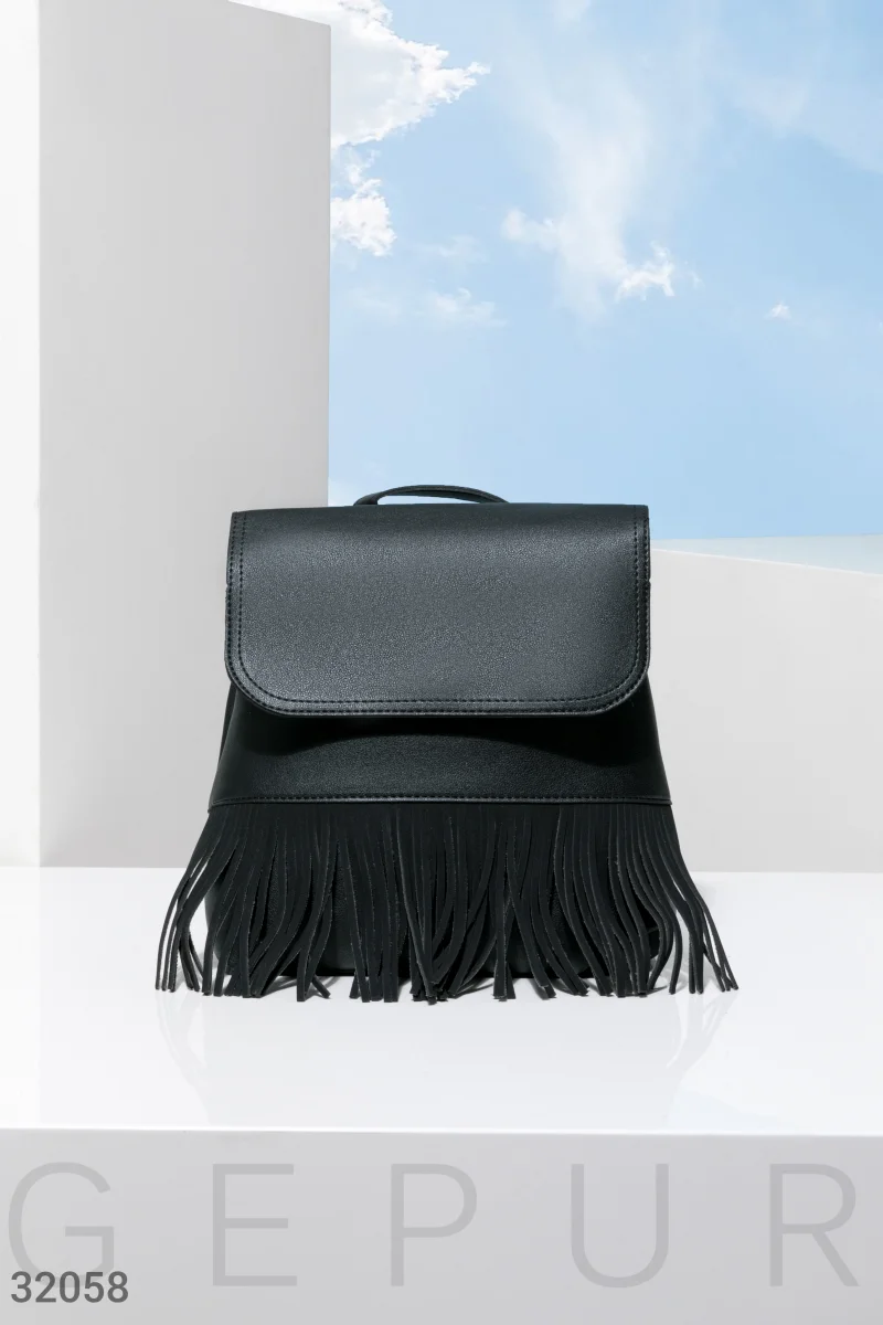 Рюкзак чорного кольору з бахромою фотографія 1