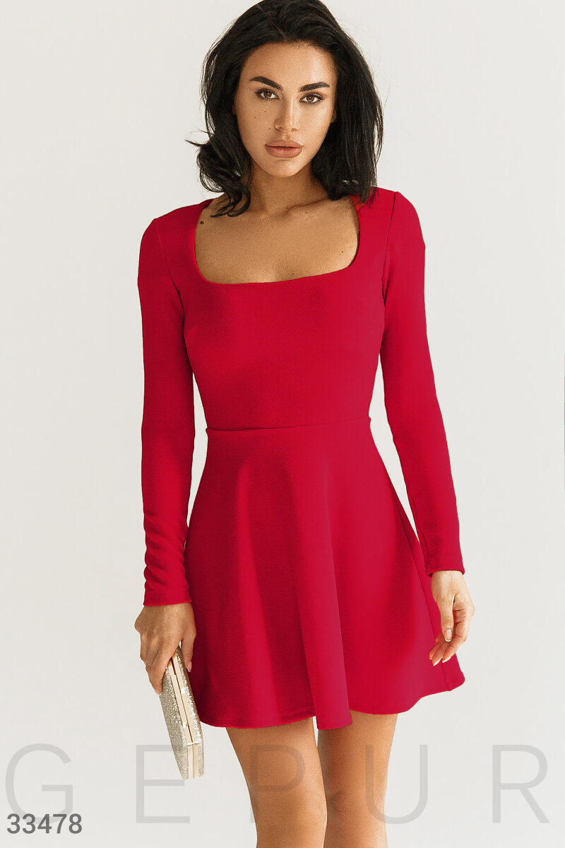 

Приталенное красное платье
