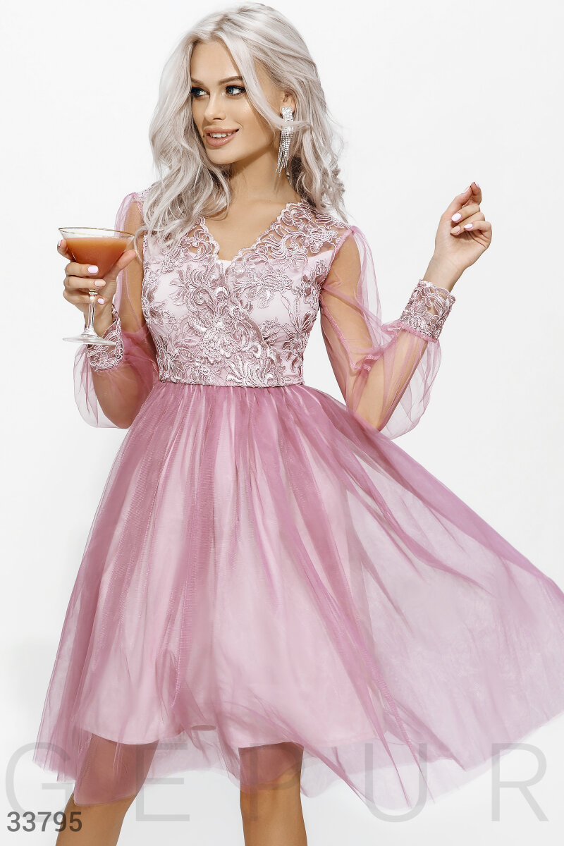 

Нежно-розовое платье-мини