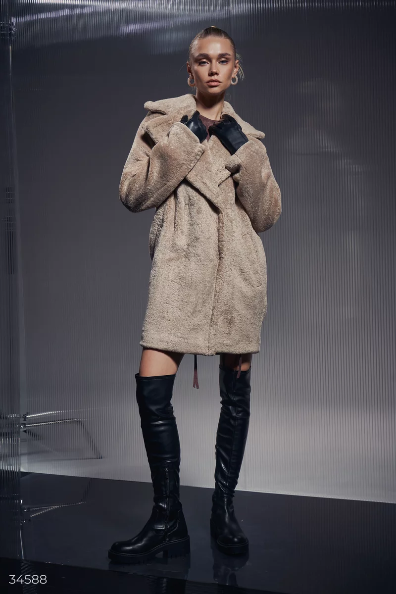 Warm fur coat with a turn-down collar photo 1