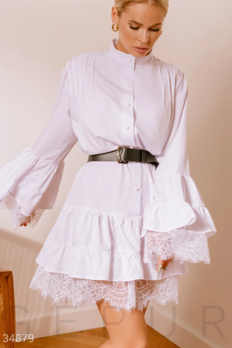 Белоснежное платье с кружевным декором фотография 1