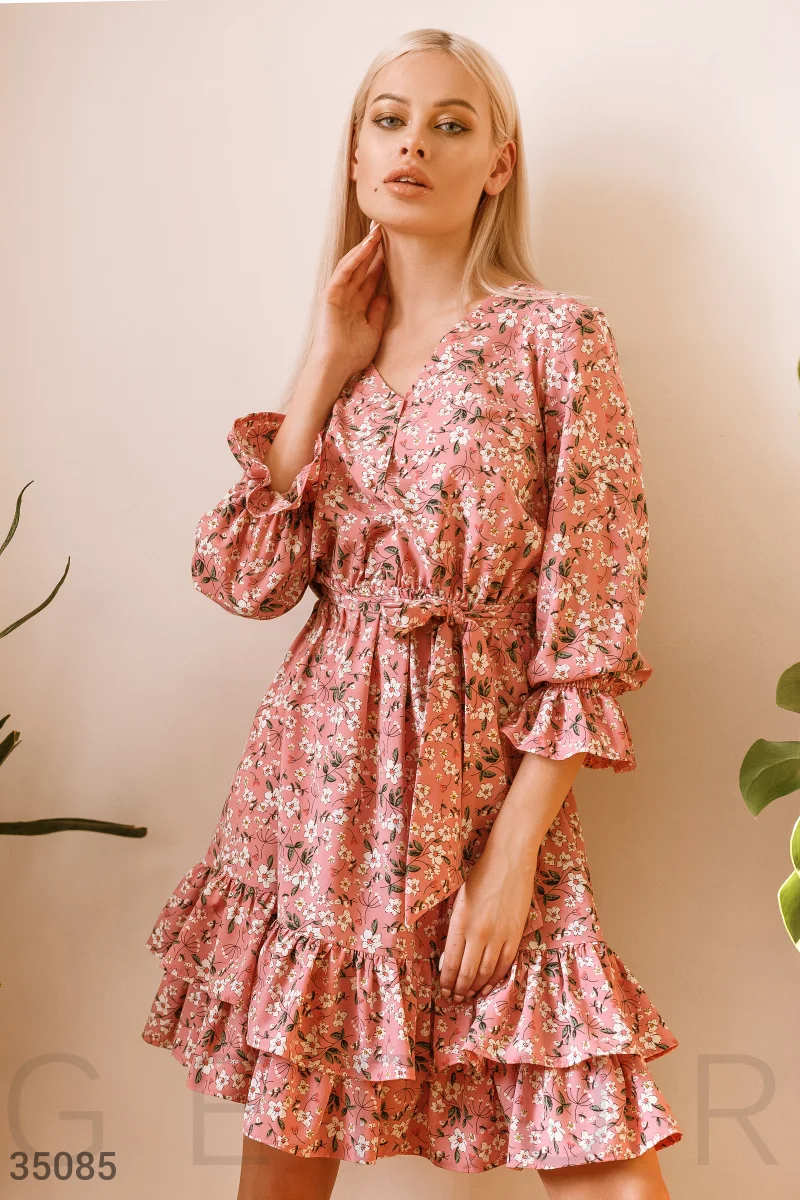 Розовое платье с цветочным принтом фотографія 1