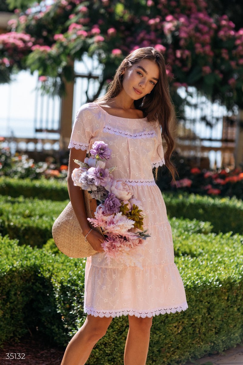 Розовое платье с цветами