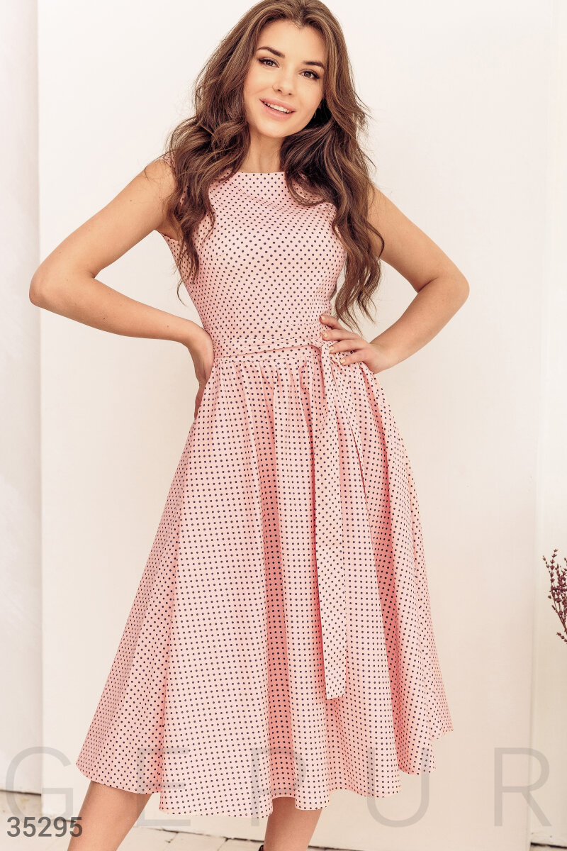 

Розовое платье в контрастный горошек