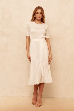 Вязаное белое платье с ажурной кокеткой фотография 2