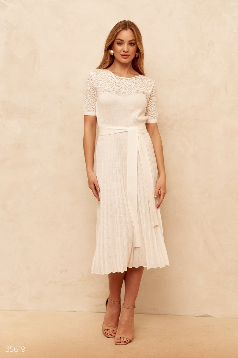 

Вязаное белое платье с ажурной кокеткой