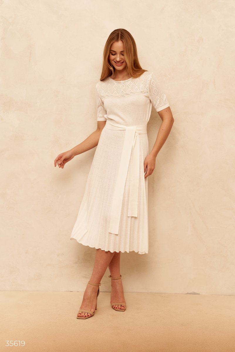 Вязаное белое платье с ажурной кокеткой фотография 2